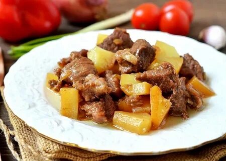 Баранина тушеная с овощами в кастрюле