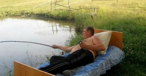 Мем мужик на рыбалке