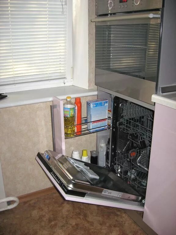 Посудомойка в пенале. Посудомойка под духовым шкафом. Пенал над посудомойкой. Посудомоечная машина под духовым шкафом. Пенал под посудомойку.