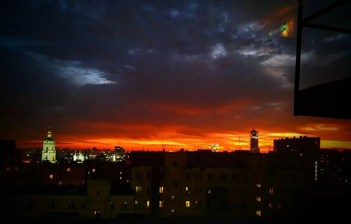 Castle heat красное солнце. Солнце горит горит сегодня. Пылающий закат. Оранжевое солнце песня текст. Горящее солнце.