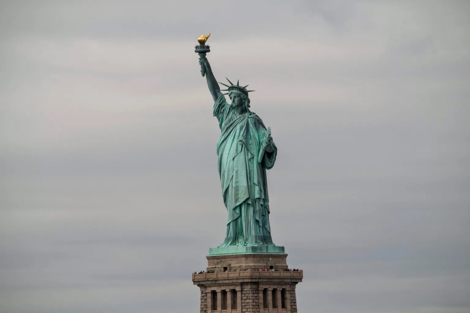 Статуя свободы метр. Статуя свободы США. Статуя свободы Нью-Йорк. Статуя свободы в Санкт Петербурге. Статуя свободы Иштар.