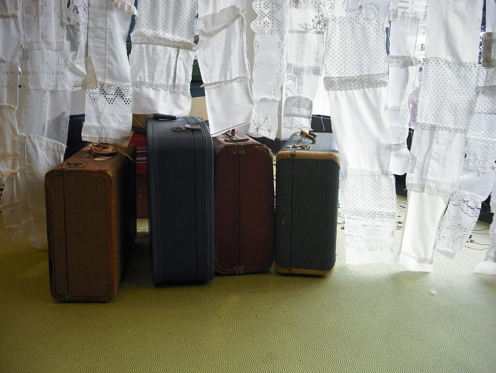 Где оставить чемодан. Хранение чемоданов. Шкаф для хранения чемоданов. Современная система хранения чемоданы. Система хранения из чемоданов.