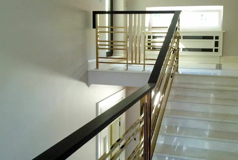 железное ограждение для лестницы. ограждение балкона. перила хай тек. металлическое ограждение лестницы. лестница из металла.