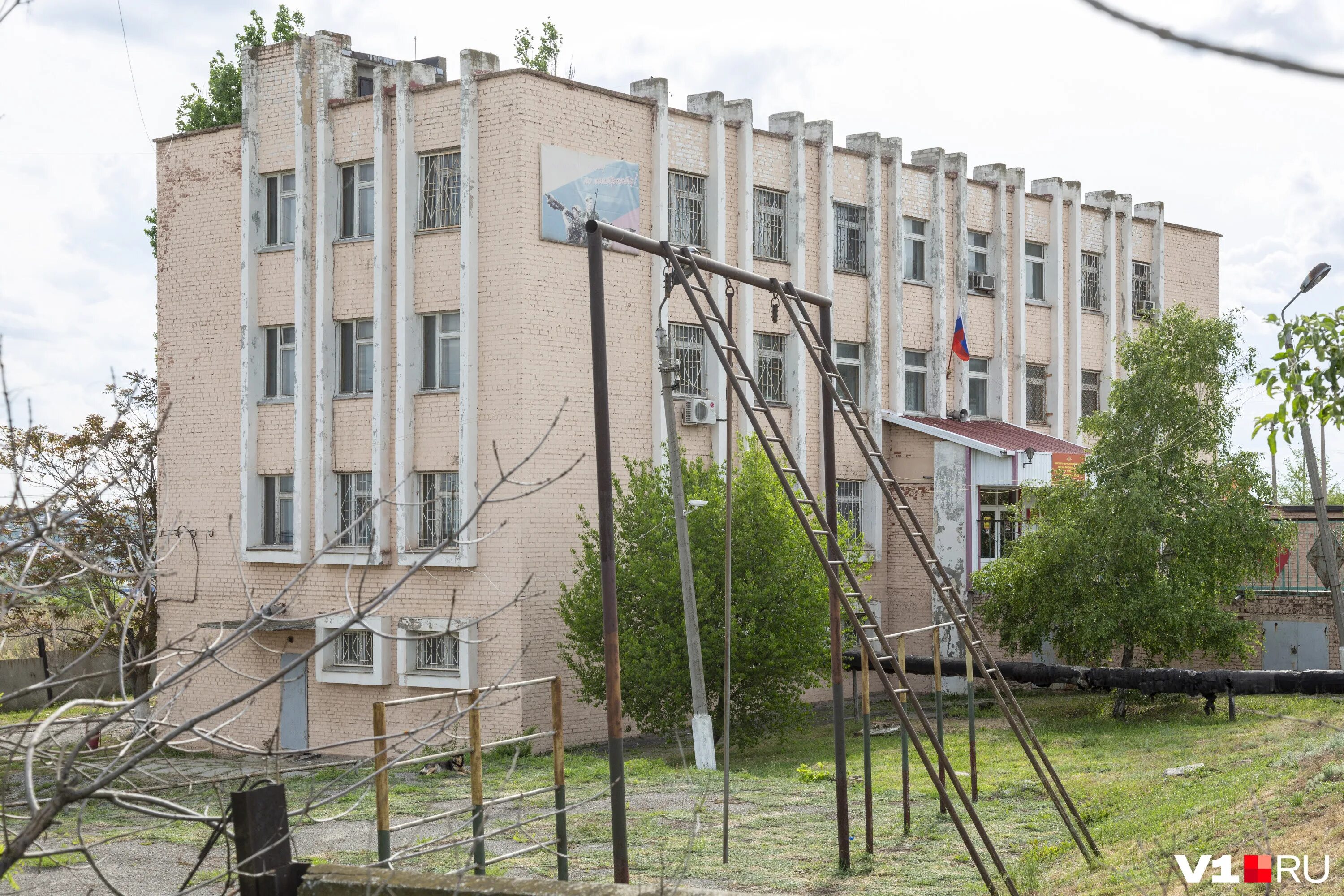 Военкомат волгоградской области телефон. Дегтярева 37 Волгоград военкомат. Военкомат Волгоград. Военкомат здание. Криворожская 2в Волгоград военкомат.