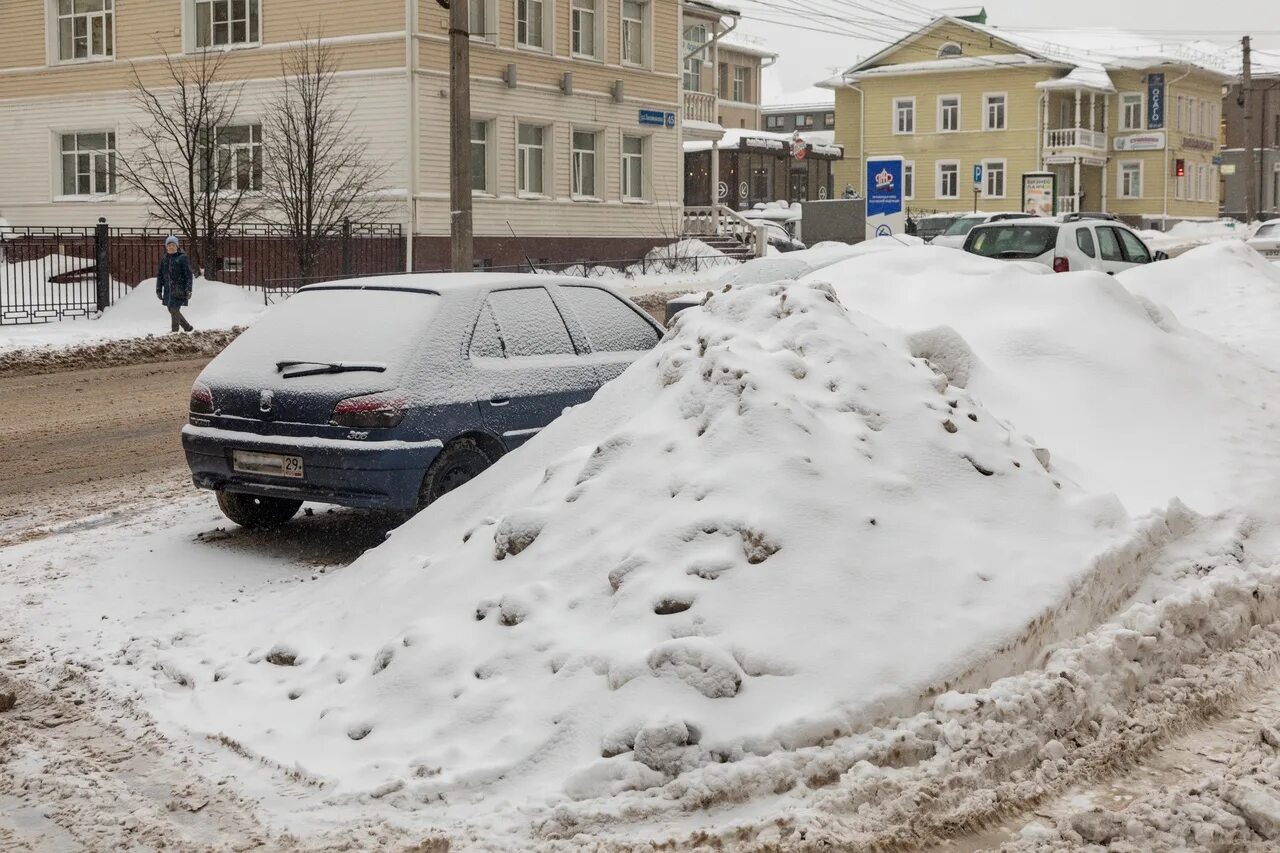 Снежок на улице. Коммунальщики засыпали машину снегом. Машина в снегу. Вологда снег. Почему на улице снег