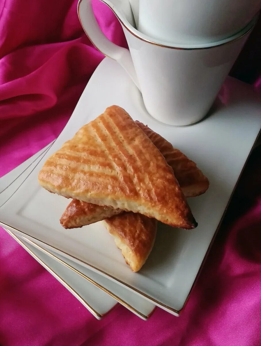 Чашечка кофе и пирожное. Куки монстр улица сезам. Гифка коржик улица сезам. Кофе и коржик. Кофе и пирожное.