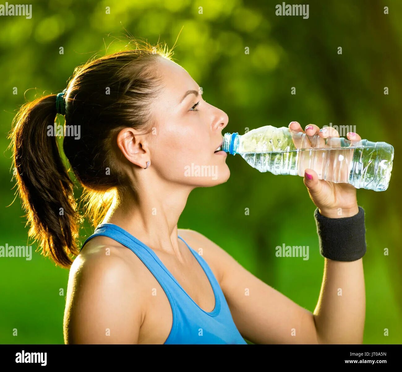 Пьет из бутылки. Пьют воду на даче. Девушка пьет из бутылки. Девушка пьет из бутылки. Сонник пить из бутылки.