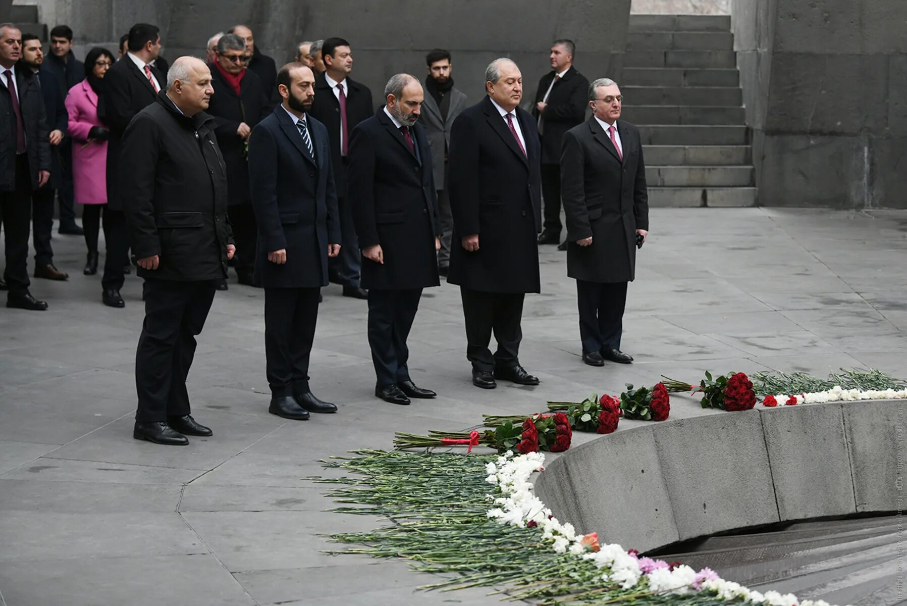 Сколько погибло армян. Мемориал геноцида армян в Ереване. Мемориальный комплекс Цицернакаберд. Цицернакаберд в Ереване. Мемориал в Армении памяти геноцида.