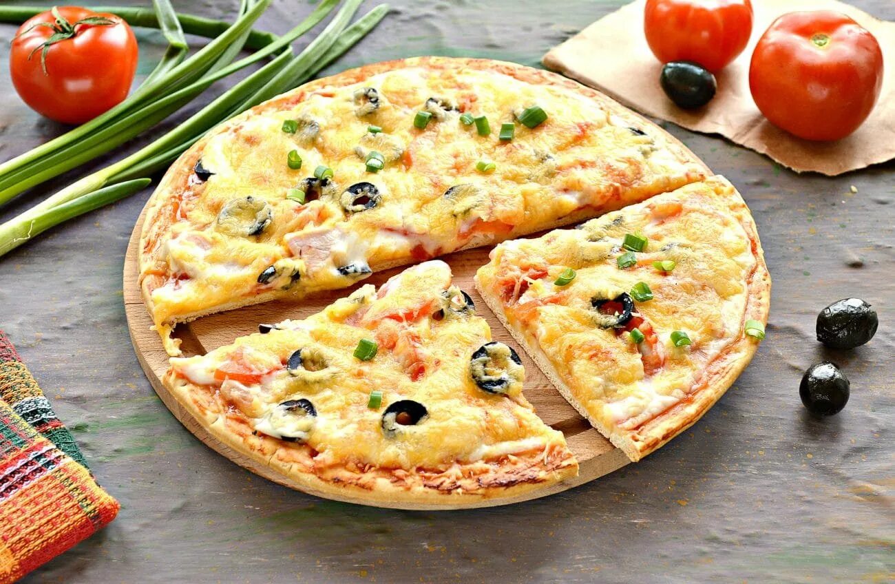 Сырная пицца с овощными начинками и уткой. Пицца с маслинами. пицца с курицей. пицца с курицей и оливками. пицца с маслинами и колбасой.