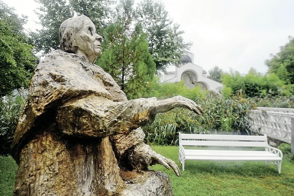 Могила ванги. Памятник Ванги в Рупите. Памятник Ванге Болгария. Ванга могила. Памятник Ванги в Болгарии фото.