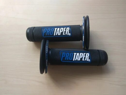 Питбокс. Грипсы PROTAPER синие. Грипсы PROTAPER зеленые. Грипсы для скутера PROTAPER. Грипсы PROTAPER 709.