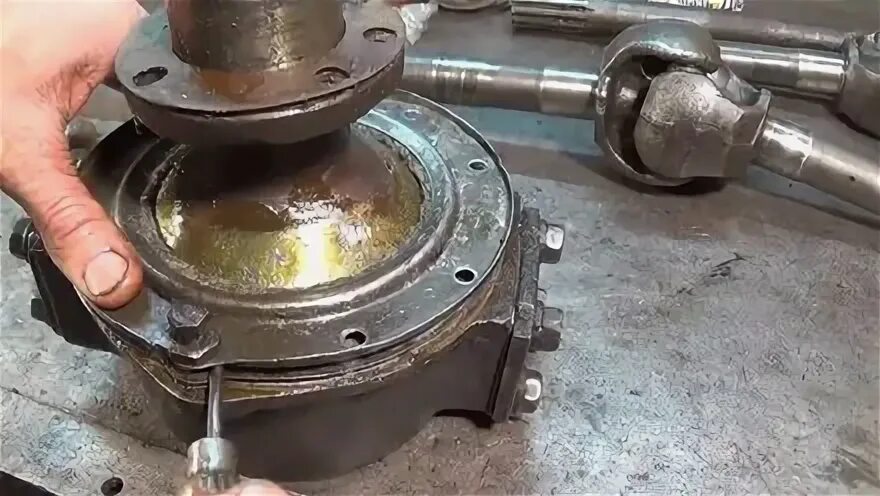 Сальник поворотного кулака уаз 469. Передний мост уаз 469. Пыльник поворотного кулака уаз буханка. Сборка кулака уаз. Смазка поворотного кулака уаз.