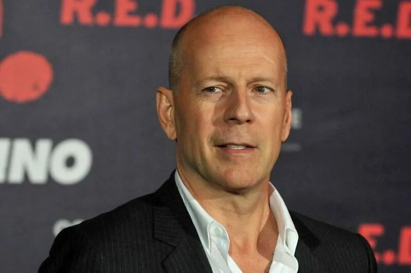 Брюс уиллис сейчас 2022. Брюс уиллис в джинсах. Брюс уиллис 2022. Bruce willis 2022. Брюс уиллис фото 2022.
