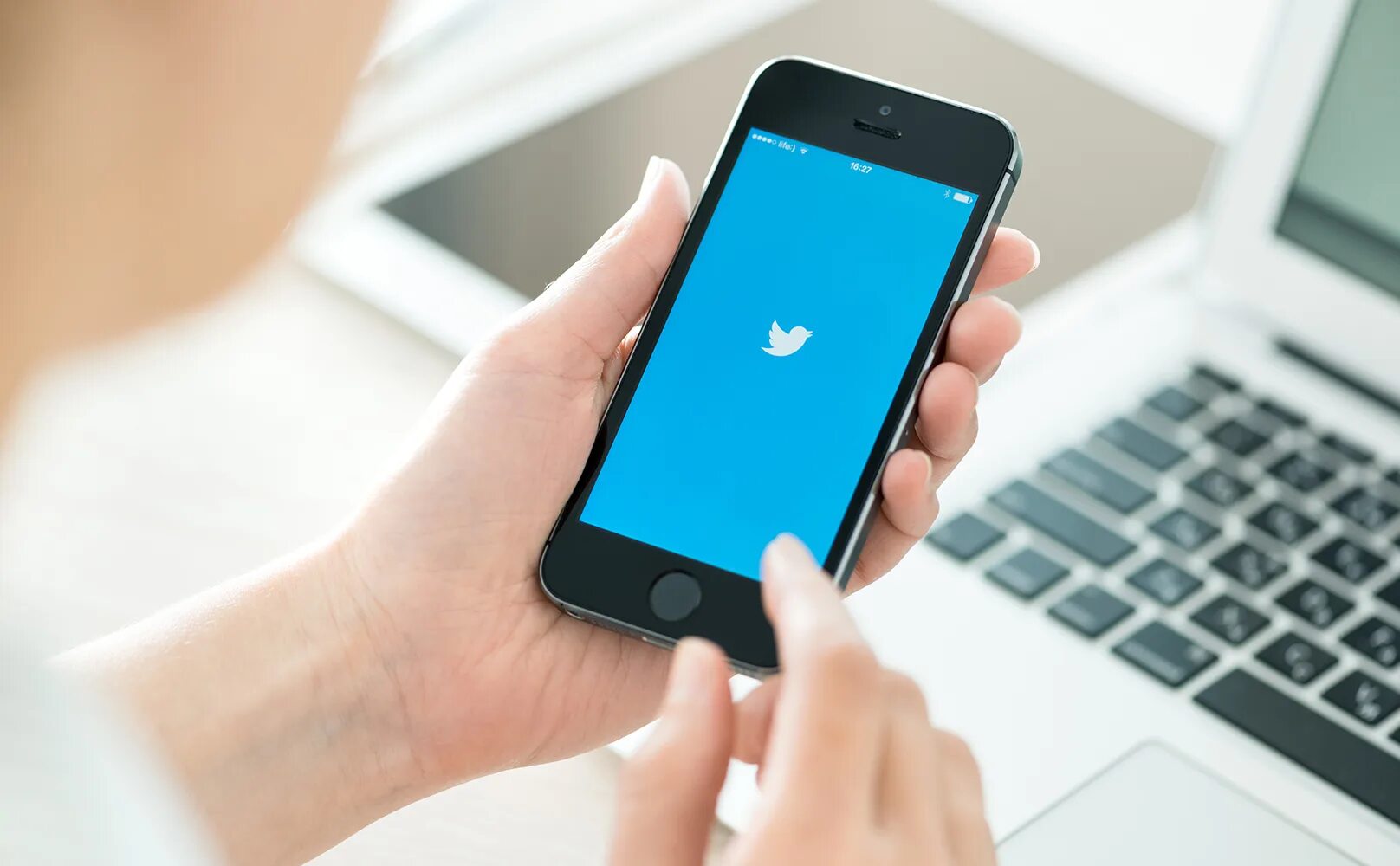 Twitter website. Твиттер. твиттер сток. twitter на смартфоне. инфофон.