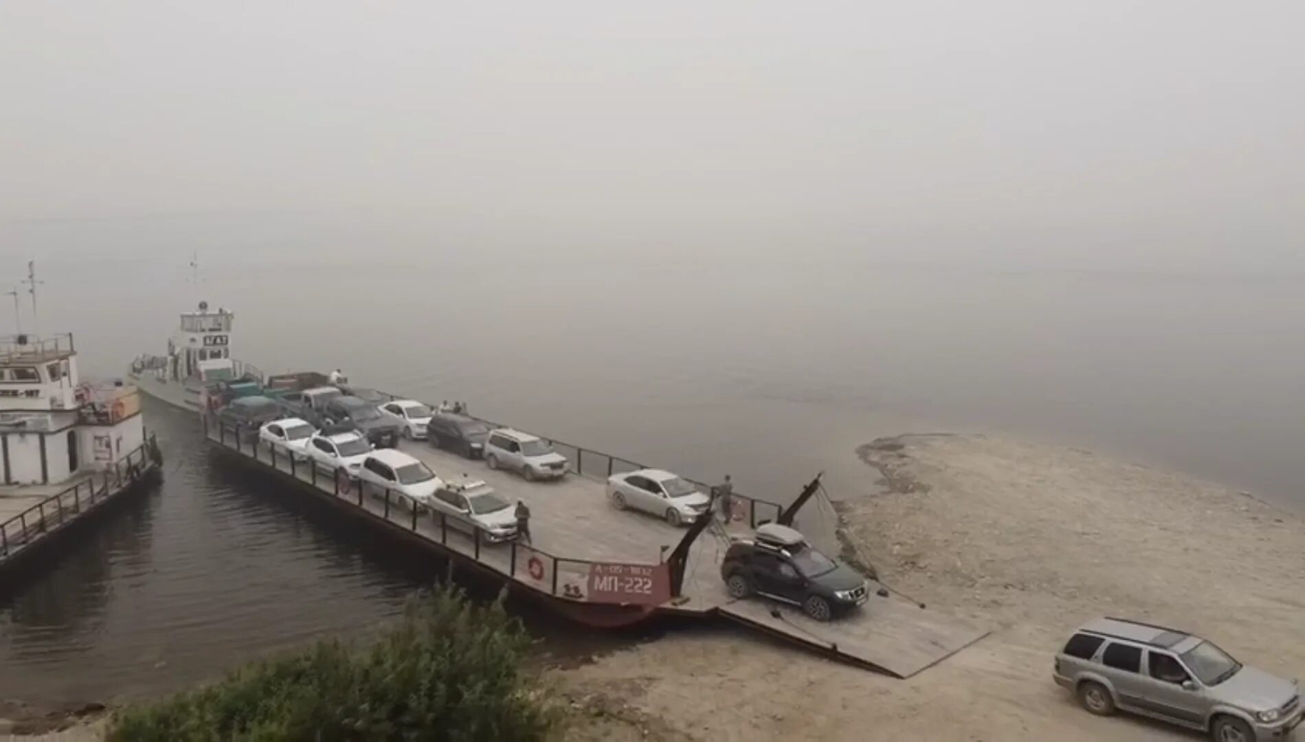 Паромная переправа якутск. Паромная переправа якутск нижний бестях. Паром переправа якутск бестях. Переправа якутск-нижний бестях. Паром 5 якутск.