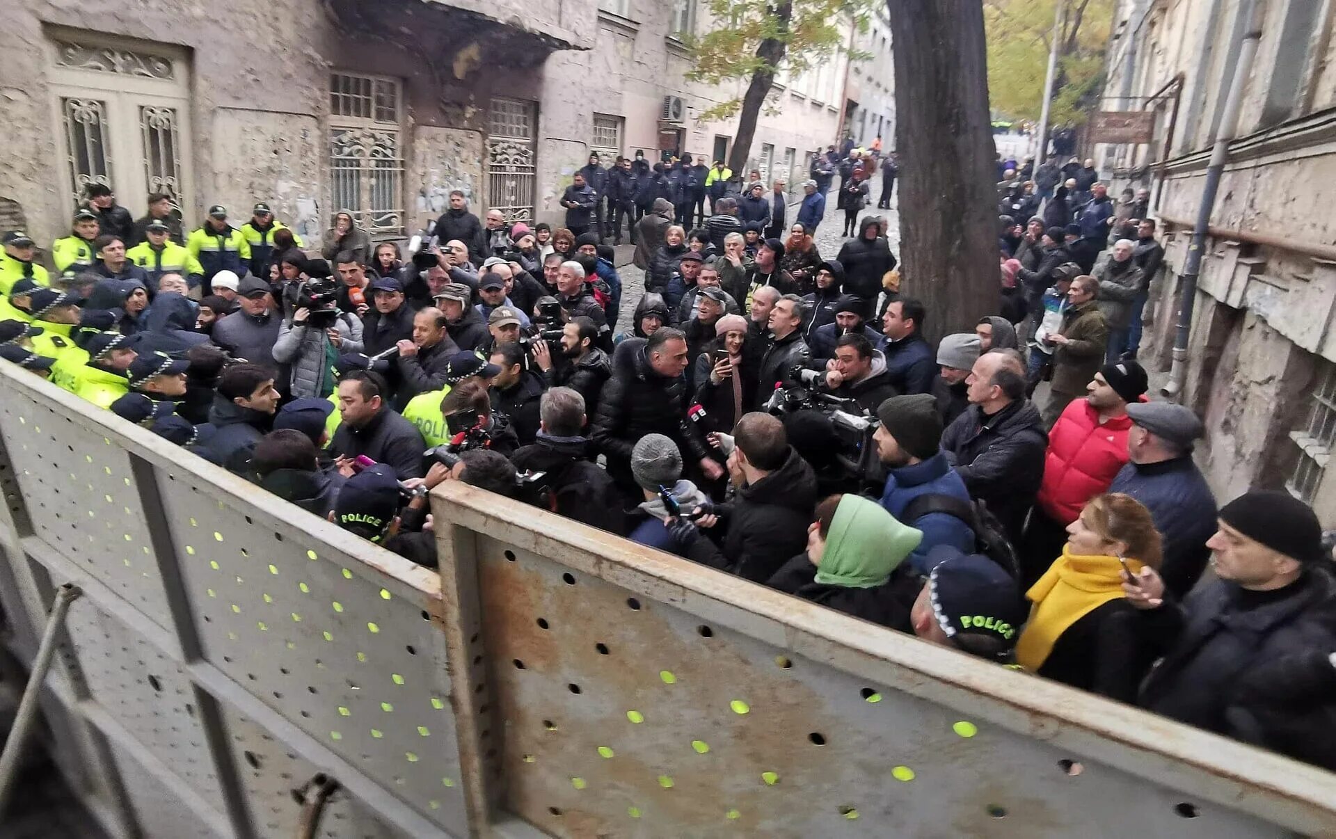 События в тбилиси сегодня что происходит. Протесты в тбилиси. митинги в грузии. грузия штурм парламента.