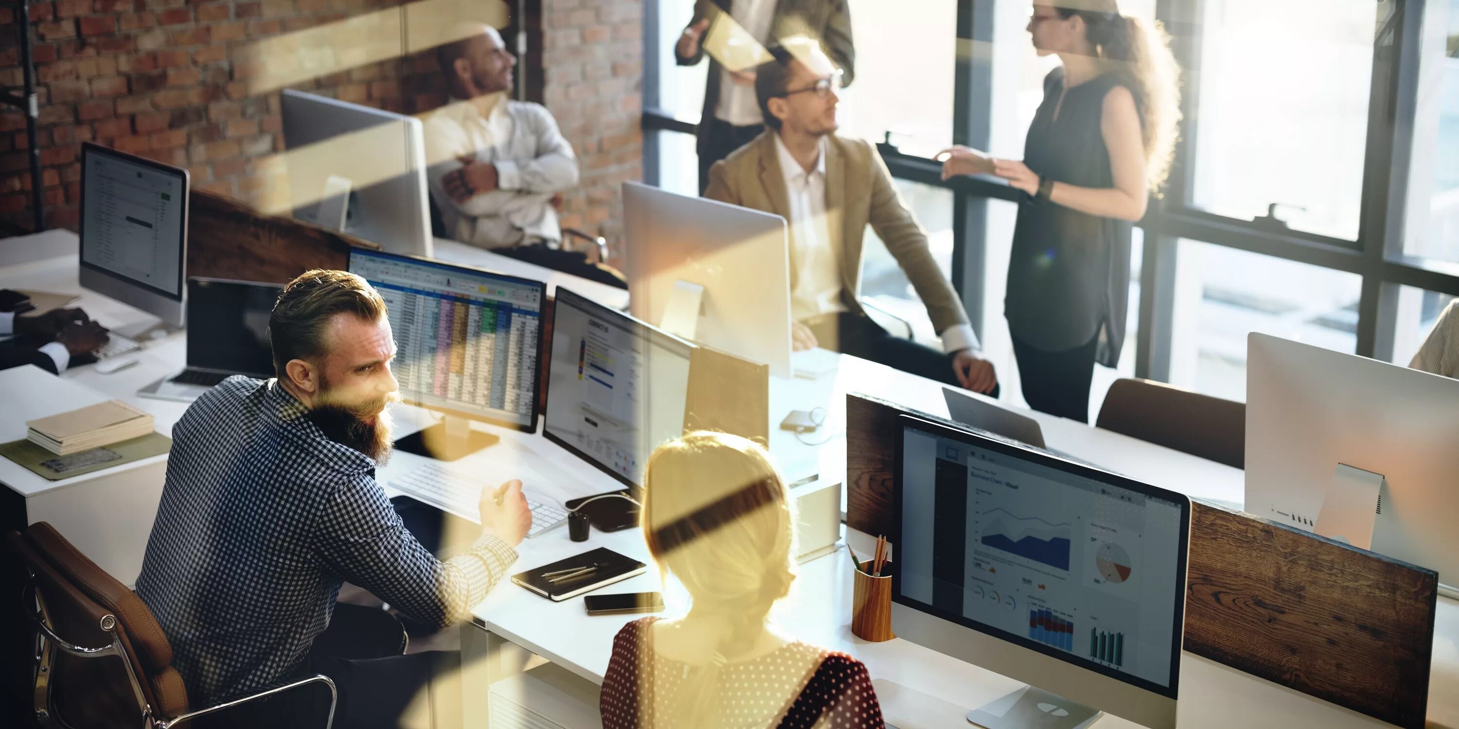 Работать за четверых. Требуется помощник руководителя. Офис с сотрудниками. Человек на собеседовании. Офис с сотрудниками.