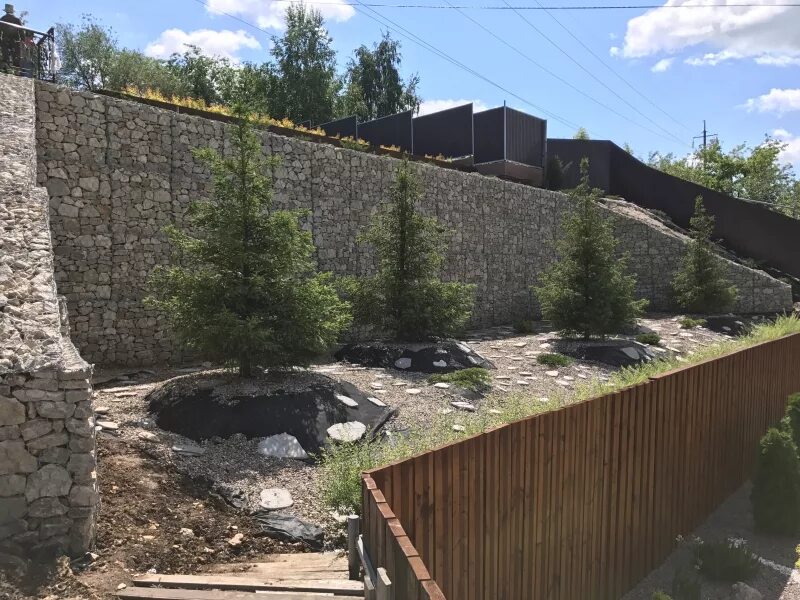 подпорная стена габион 2м. террасирование склона георешеткой. каменные укрепления. террасирование бетонная подпорная стена. укрепление склона на участке.