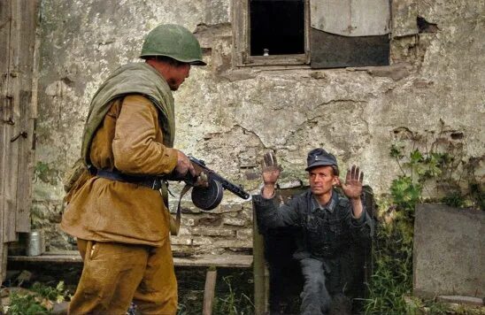 Пленный еврей. Солдаты вермахта в плену. Солдат 332 полка вермахта в плен не брать.