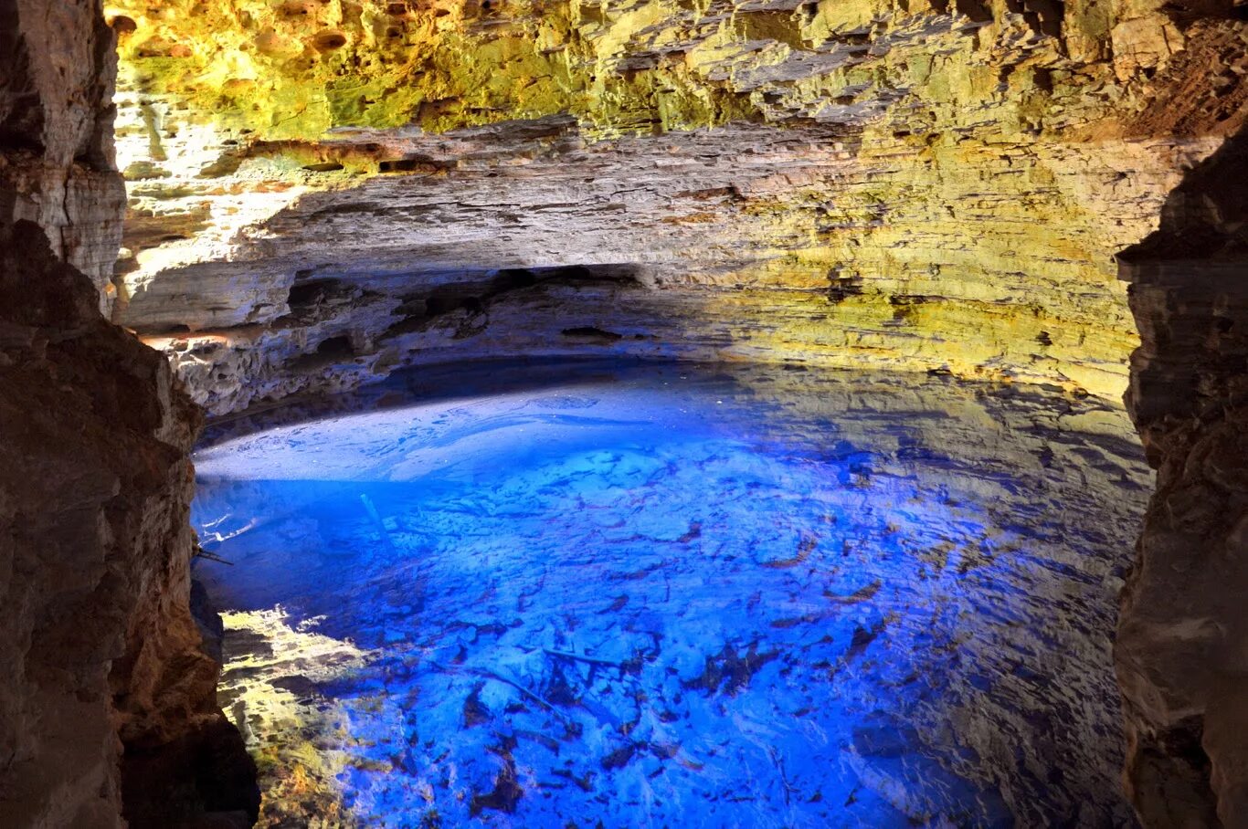 Подземные воды как попасть. Зачарованный колодец парка Шапада Диамантина. Зачарованный колодец Бразилия. Грот голубого озера Бониту Бразилия. Подземное озеро Бразилия.