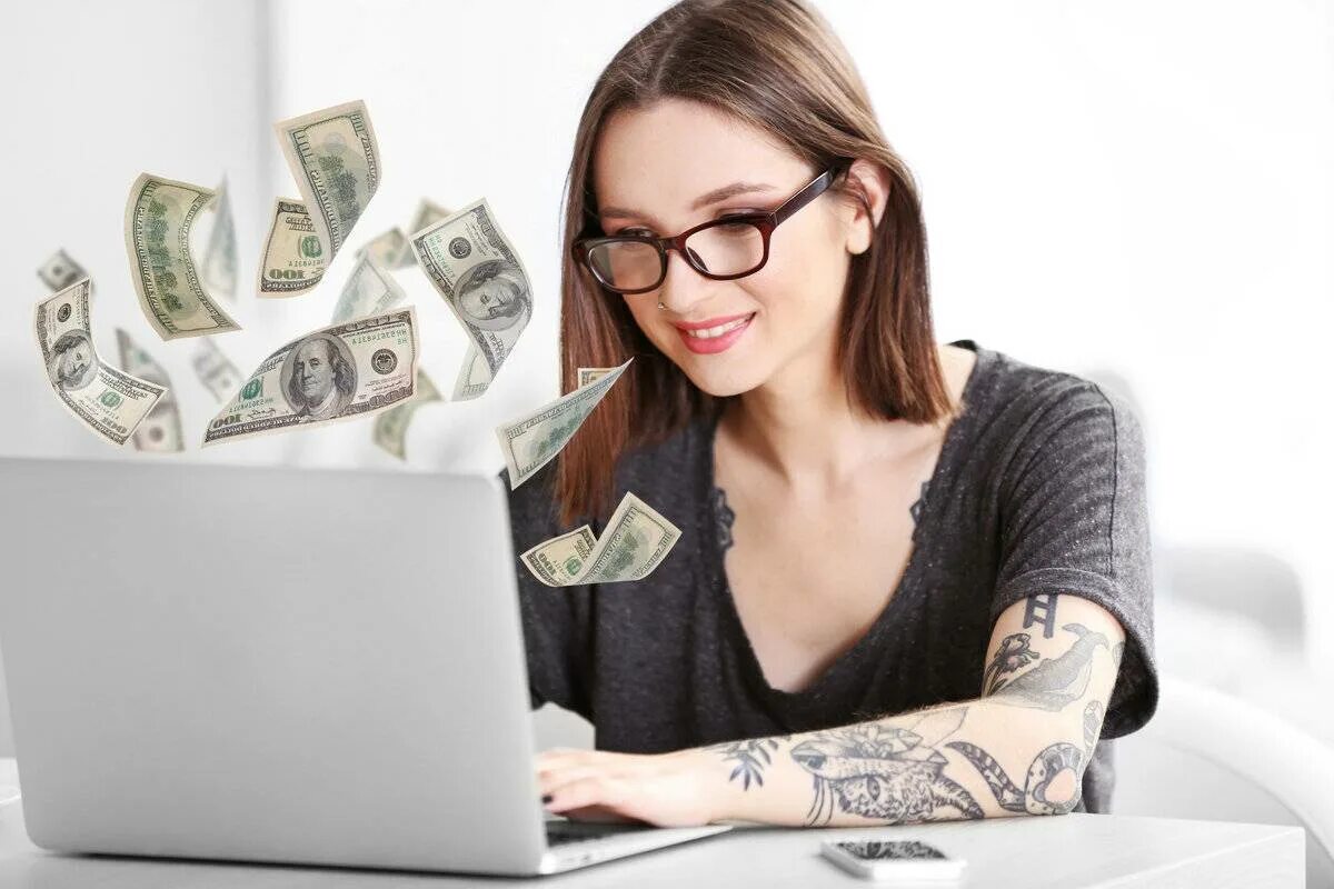Заработок в интернете. Девушка с деньгами и ноутбуком. Зарабатывать деньги. Заработок девушка.