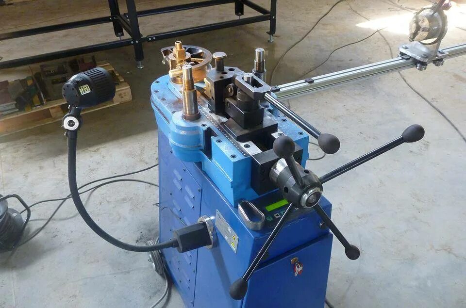 Uni 60. Электромеханический трубогиб cbc uni 60 a1de. uni 60 трубогиб оснастка. трубогиб бездорновый. трубогиб 15мм.