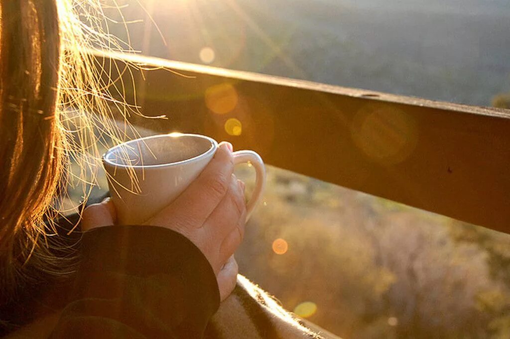 Утро ладонь. Утро солнце чашка кофе. Утро кофе солнце. Девушка кофе рассвет. Чашка кофе в солнечных лучах.