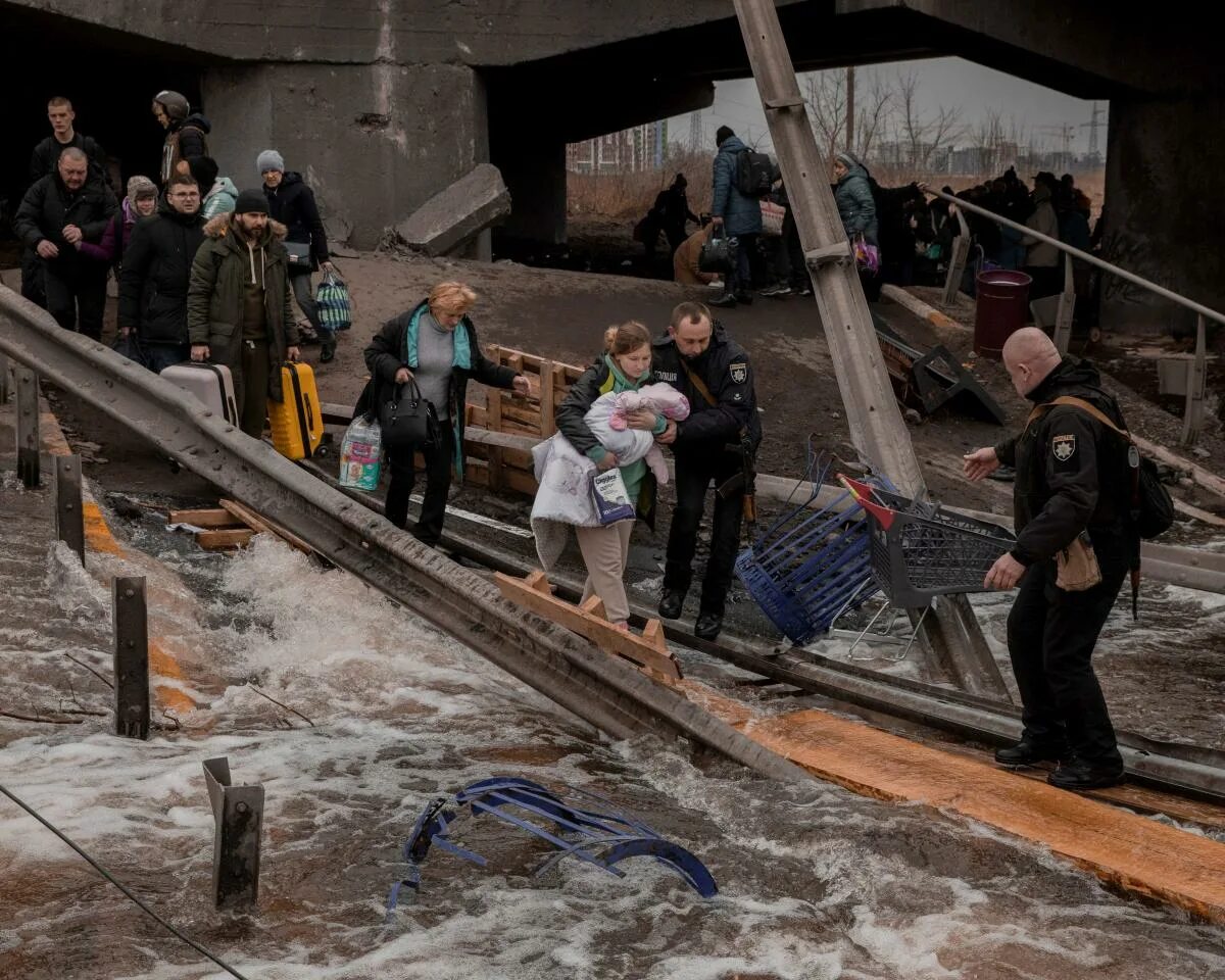 Разбомбили хохлов. Ситуация в Украине на сегодняшний день. Люди под мостом Украина. Гуманитарные коридоры на Украине. Украина мирные жители 2022.