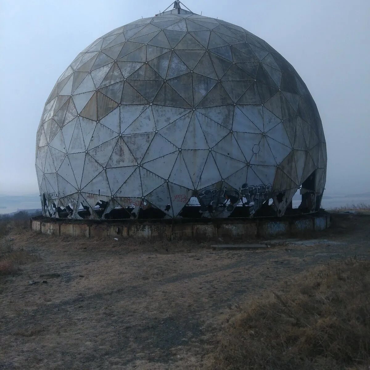 На шаре владивосток. Геокупол Владивосток сопка Монастырская. Радиопрозрачный купол Владивосток. Купол ПВО Владивосток. Сфера Владивосток.