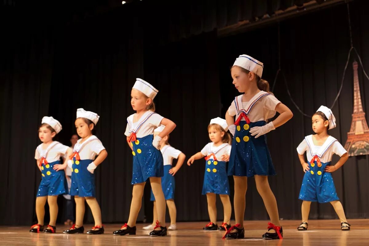 Performance for children. Танец малышей строителями. забавный детский танец. kids perform a play.