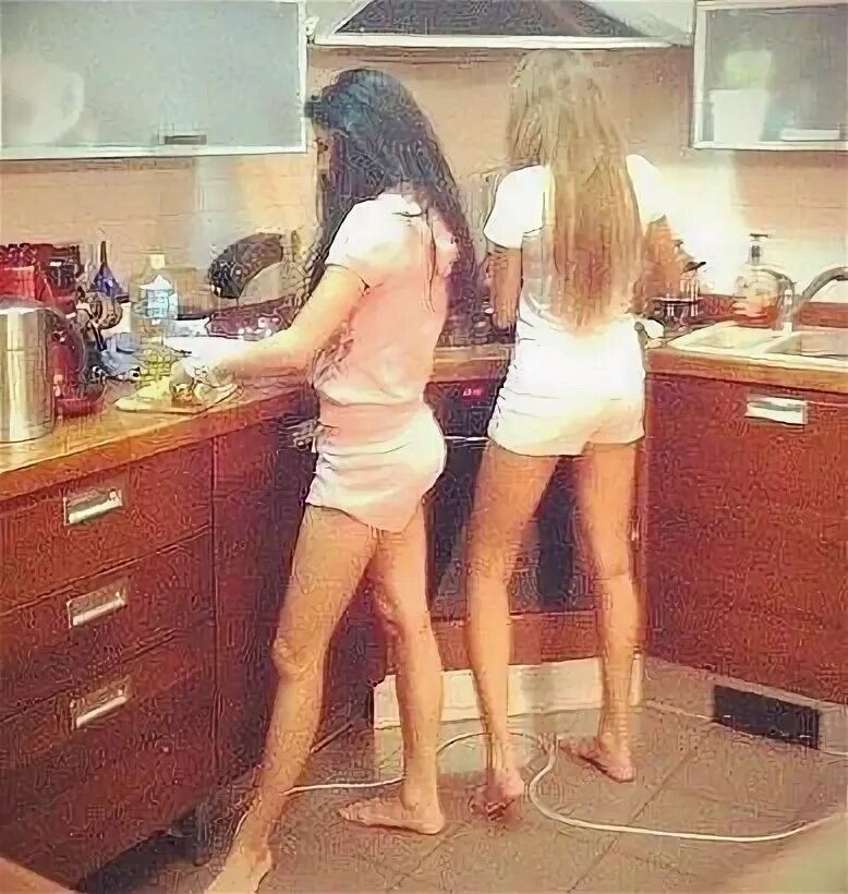 Подруги на кухне. Две девушки в квартире. Девушка с подругой на кухне. Фотосессия две девушки на кухне. Мама подруга в ванне