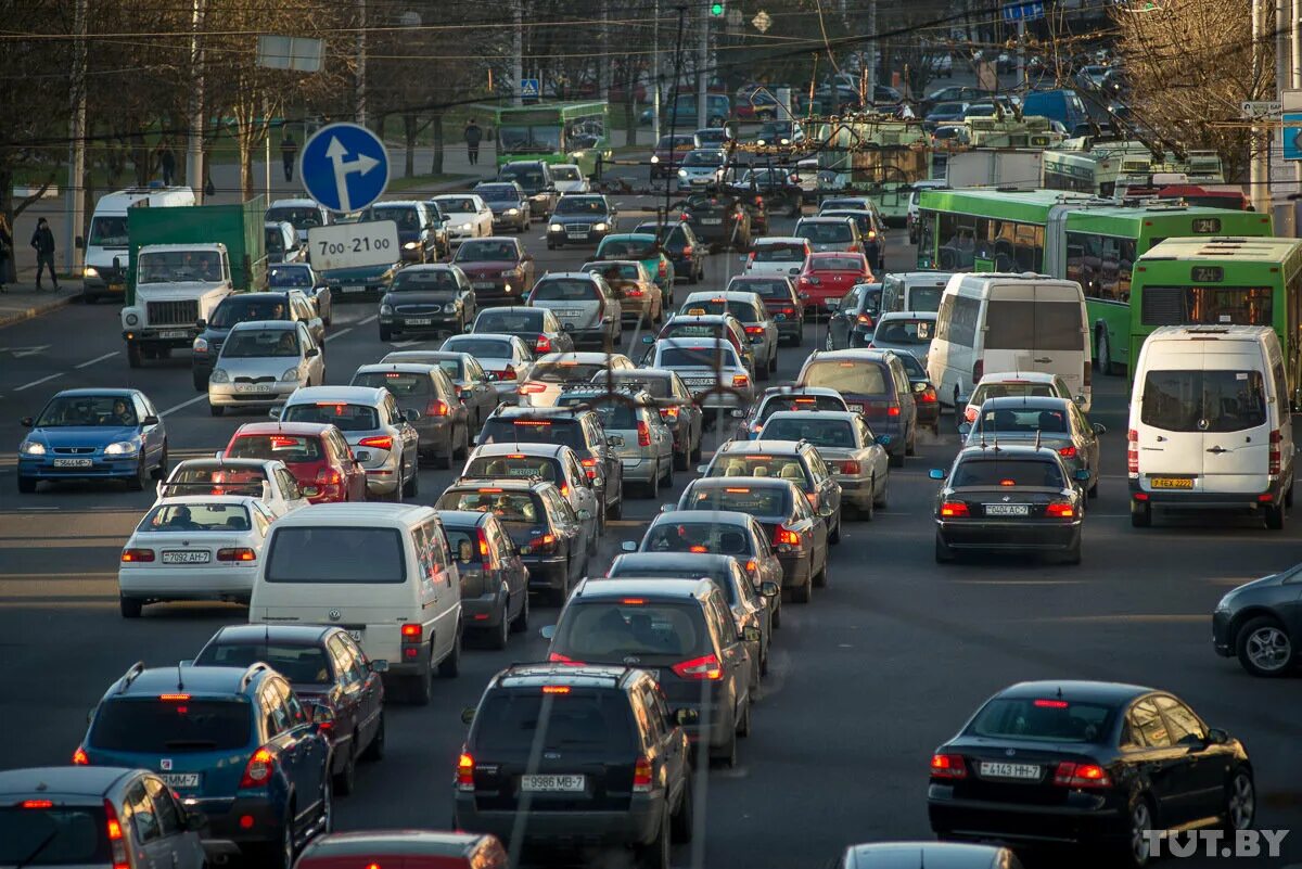 Автомобильная пробка. Автомобили в пробке. Автомобильный затор. Машины в пробке Москва. Транспортная ситуация на дорогах