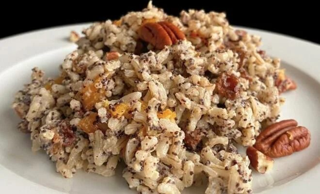 На поминки рис с изюмом как называется. Кутья из риса с орехами и маком. рис с изюмом и курагой. кутья с курагой. кутья с изюмом и курагой.