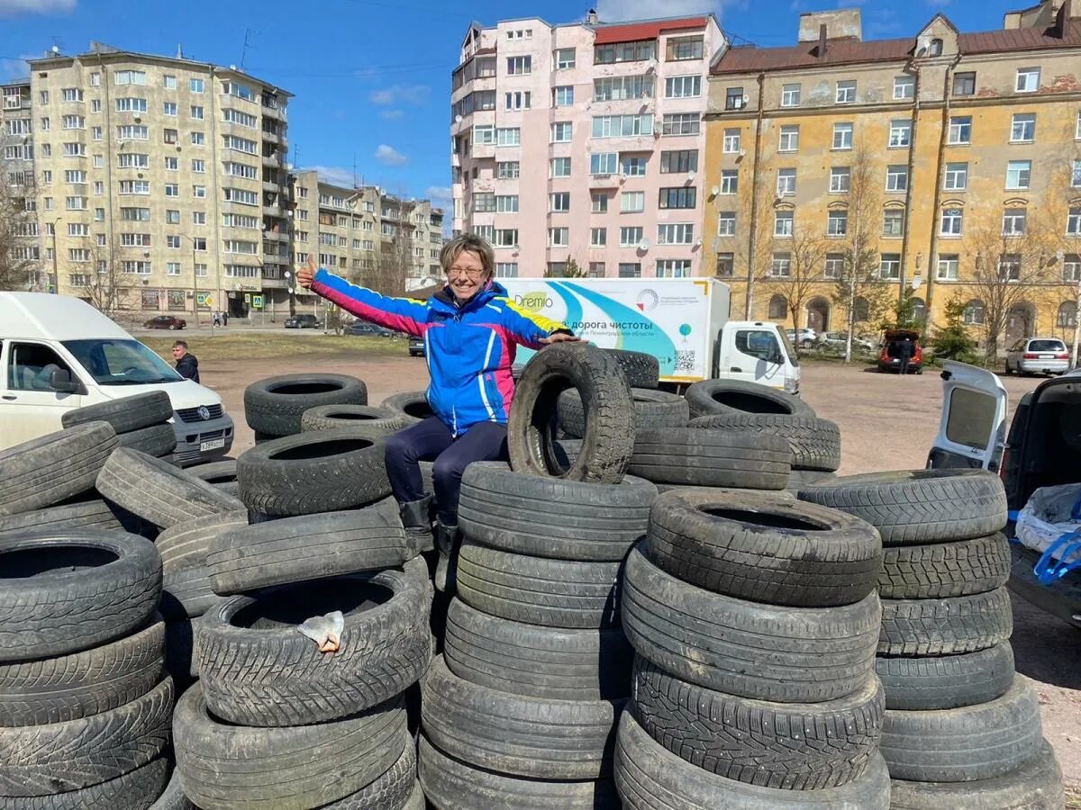 Сборщик покрышек. 20 Тон резины. Дорога из Шинн. Шины на дороге.