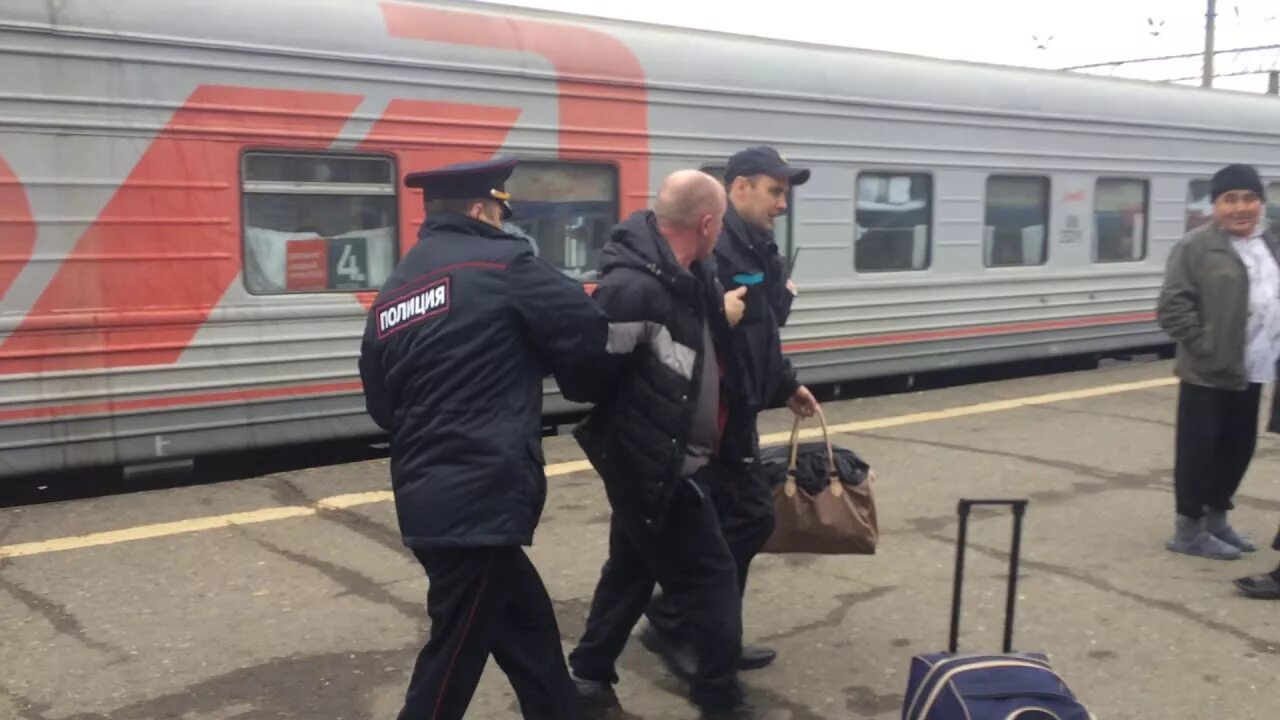 Пассажирский поезд угрожающе присвистывая приближался. Менты в электричке. полиция в поезде. полицейский поезд.