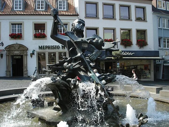 Brunnen унитаз. Памятник в центре берлина. Brunnen wal brunnen wal. Brunnen wal brunnen wal. Brunnen wal brunnen wal.