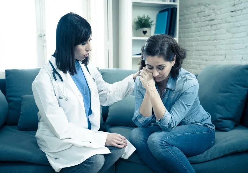 Грустная женщина у врача. Взаимоотношение врача и ребенка. Плачу у врачей. Халатность врачей. Плачу у врачей.