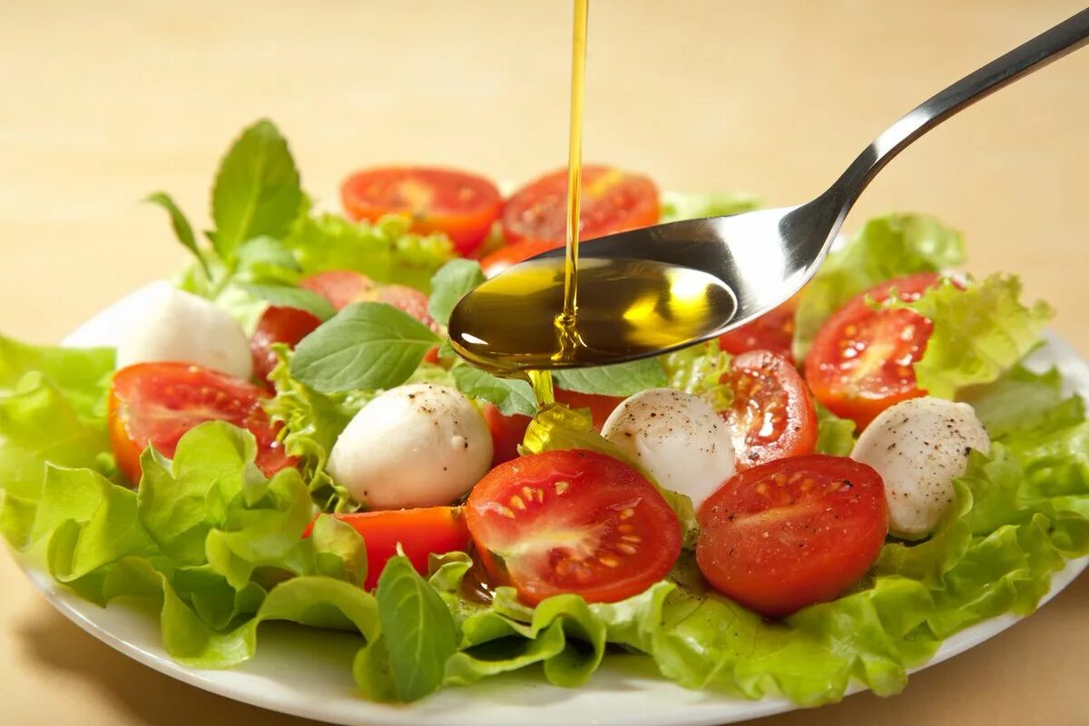 Блюда на растительном масле. Салат с оливковым маслом. Овощной салат с оливковым маслом. Салат с маслом растительным. Салат заправленный маслом.