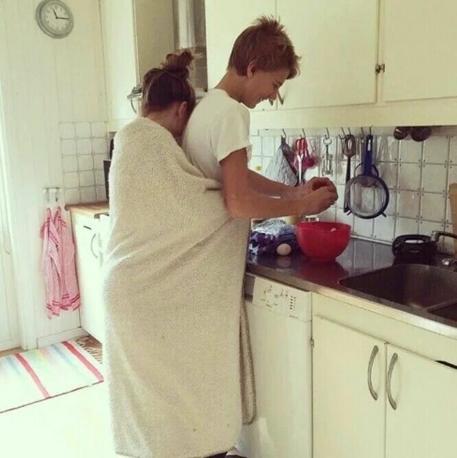 Дает мужу на кухне. Парень обнимает на кухне. Объятия на кухне. Пара обнимается на кухне. Влюбленные на кухне.