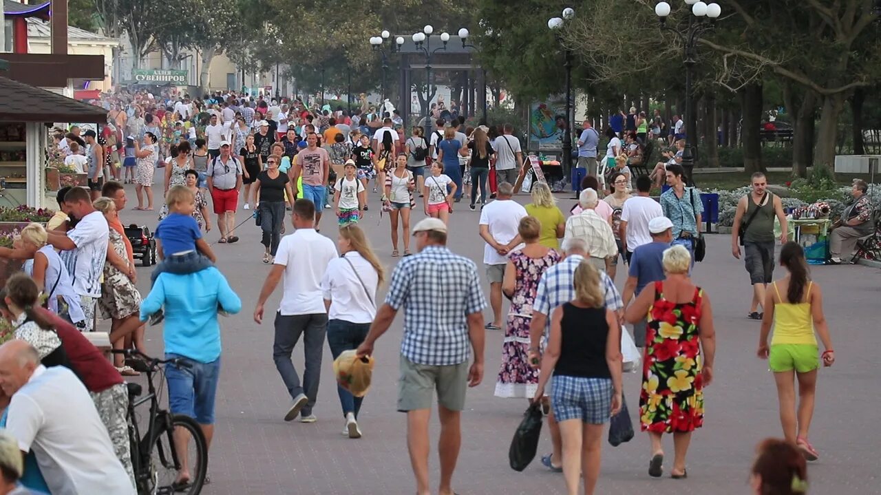 Ялта ялта набережная 2021. Набережная ялта туристы. Много ли туристов в крыму сейчас. Туристы в крыму сегодня. Украинские туристы в крыму.