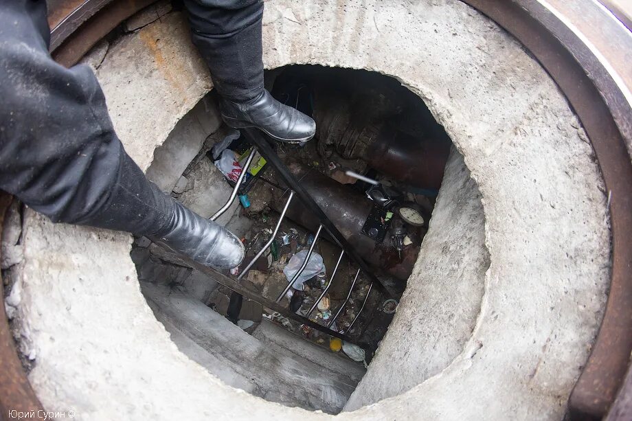 Колодец теплотрассы. Колодец теплотрассы. Смотровой колодец на тепловой сети. Бомжи в колодце теплотрассы. Колодец теплотрассы.