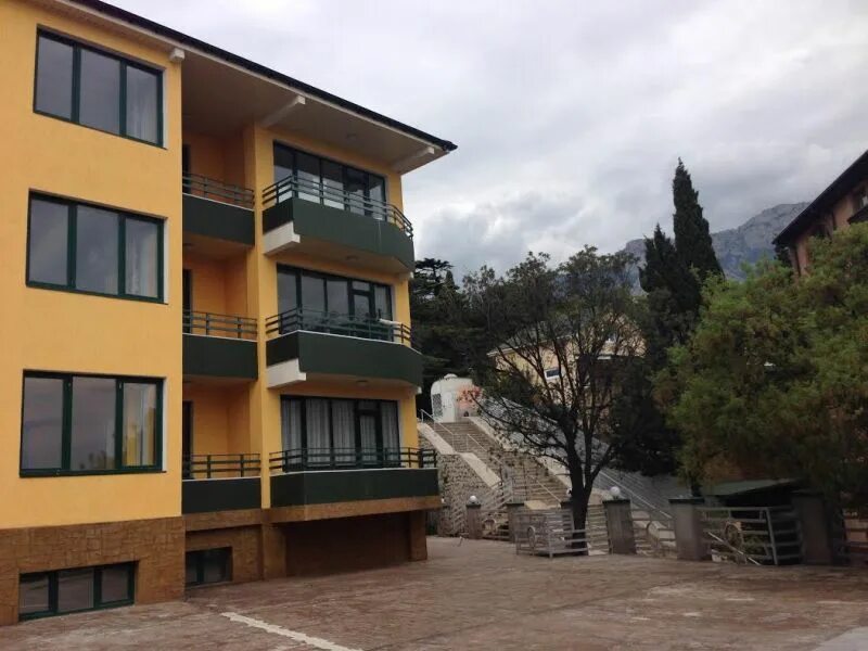 вилла испанская деревня алупка. алупка, ул. алупка, дворцовое шоссе, 34. алупка центр города. 1 мая 1в.