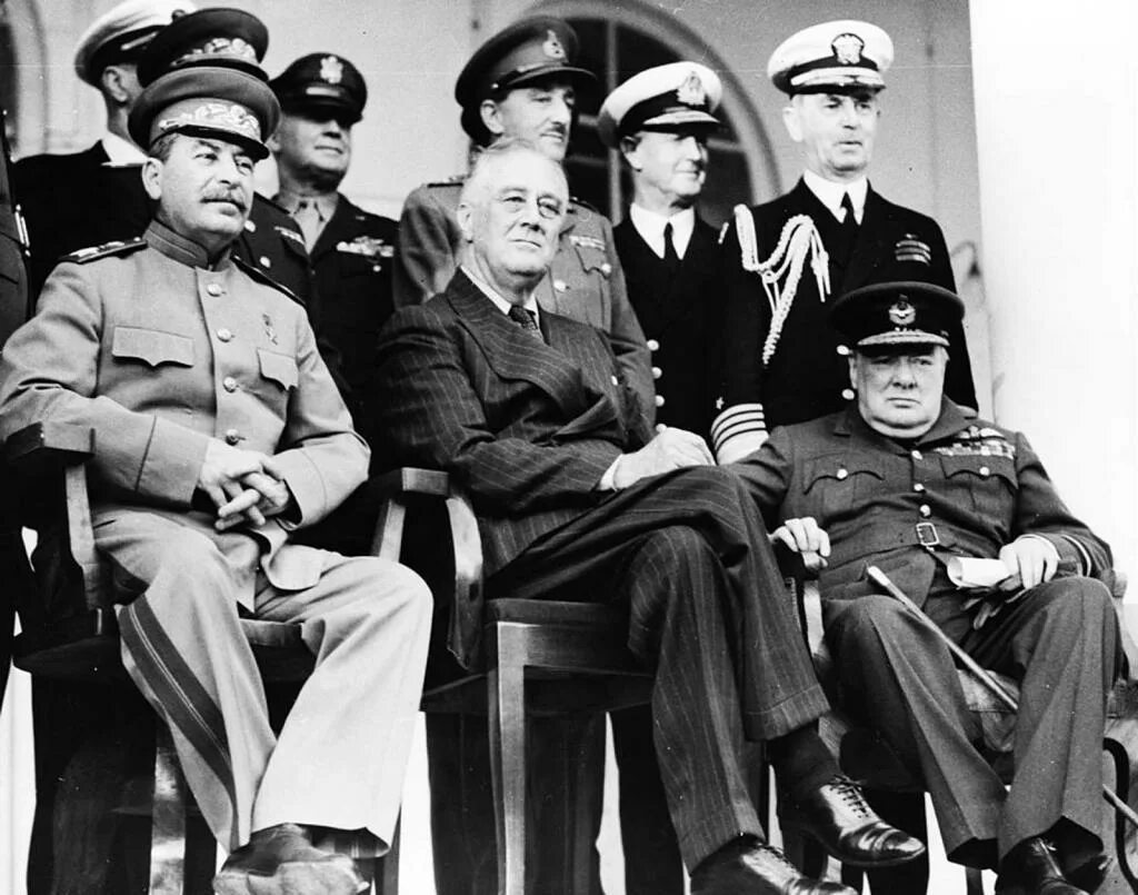Сталин, Рузвельт, Черчилль в Тегеране 1943. Сталин Рузвельт и Черчилль на Тегеранской конференции 1943. Конференция в Тегеране 1943. Сталин Рузвельт и Черчилль на Тегеранской конференции.