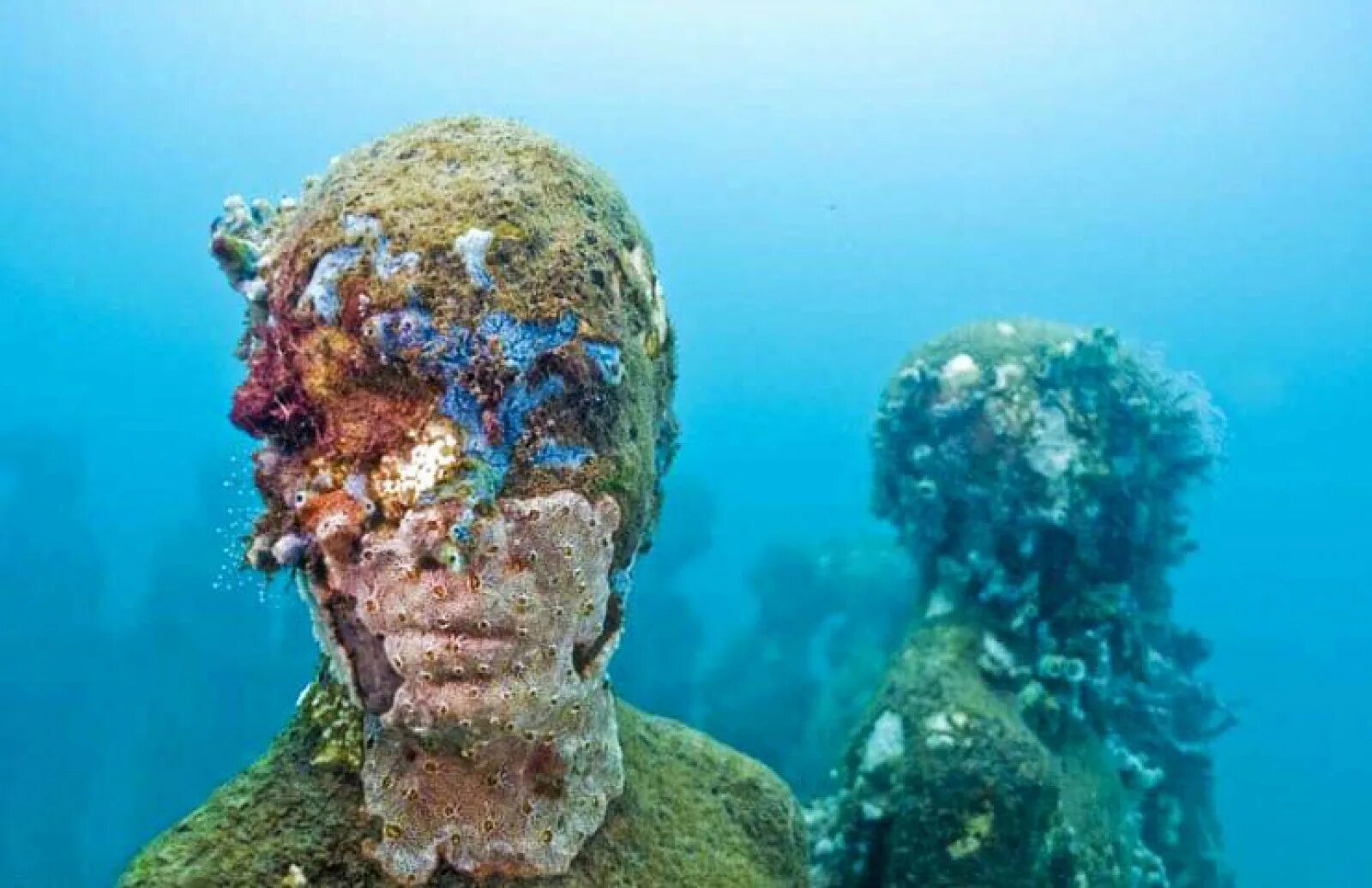 Сто на дне океана. Джейсон де Кайрес Тейлор. Jason DECAIRES Taylor. Канкун Мексика подводный музей. Underwater Sculptures by Jason DECAIRES Taylor.