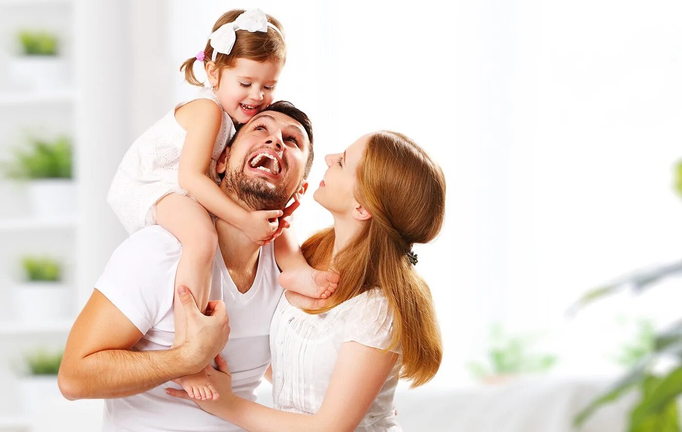 Happy daughter. Счастливая семья. Мама папа и ребенок. Счастливый ребенок с родителями. Счастливая пара с ребенком.