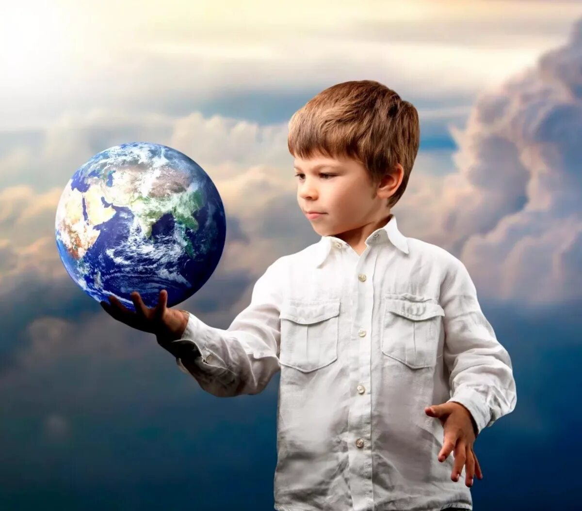 Планета земля для детей. Мальчик с глобусом. Ребенок познает мир. Дети будущее. Воспитание успехом детей