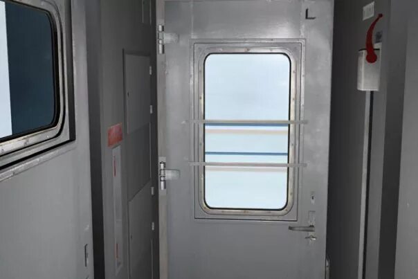 Двери тамбура пассажирского вагона. Вагон твз 61-4170. Боковая дверь вагона. Вагон купе твз тамбур. Тамбур вагона аммендорф.