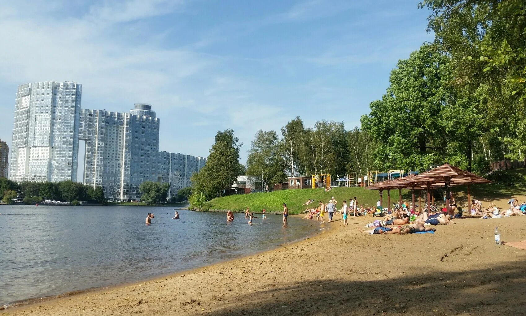 Пляж Левобережный Химки. Пляж Левобережный Ховрино. Пляж «Левобережный» у Химкинского водохранилища. Москва ул Левобережная 10 пляж Левобережный.