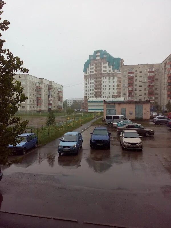 Пасмурный двор. Сургут дворы. Ленина 33 сургут. Проспект ленина 55 сургут. Сургут дворы.