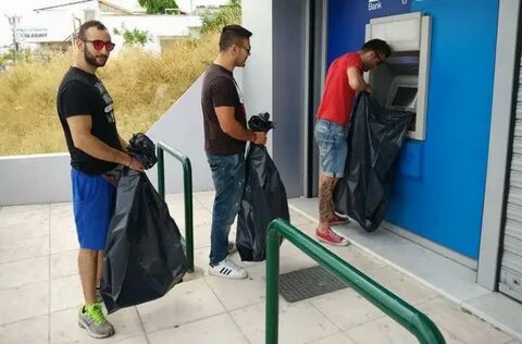Стою у банкомата время ночи три часа